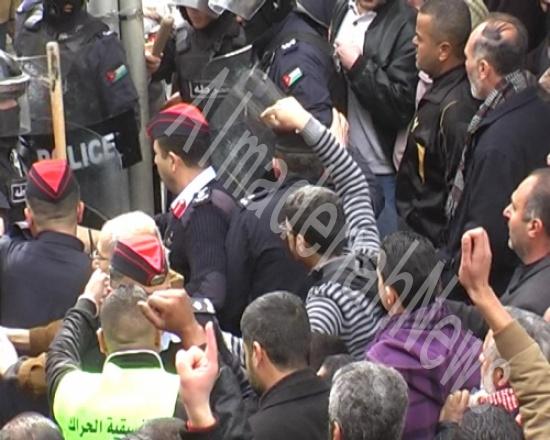 اشتباك الموالاة والمعارضة في مسيرة إربد ( فيديو )